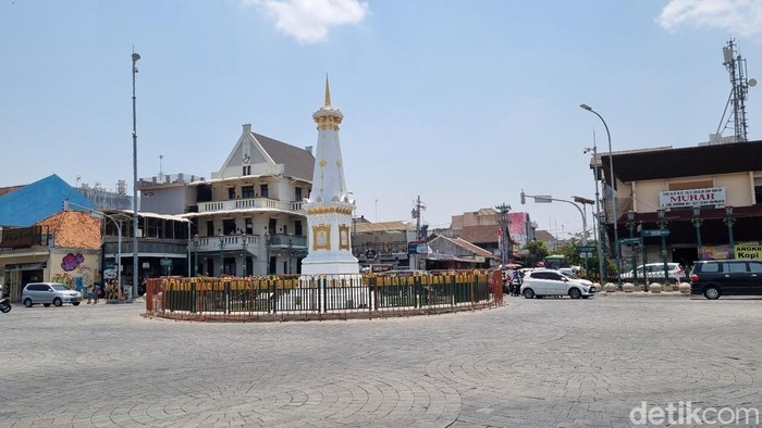 Pagar baru Tugu Pal Putih berwarna hijau kombinasi kuning dengan ornamen aksara Jawa. Pagar baru itu saat ini masih dilindungi pagar portabel sebelumnya berwarna merah, Jumat (29/9/2023).