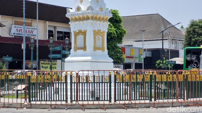 Pagar baru Tugu Pal Putih berwarna hijau kombinasi kuning dengan ornamen aksara Jawa. Pagar baru itu saat ini masih dilindungi pagar portabel sebelumnya berwarna merah, Jumat (29/9/2023).