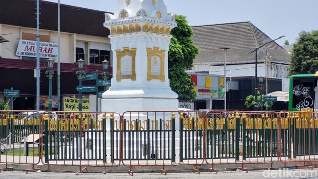 Pagar baru Tugu Pal Putih berwarna hijau kombinasi kuning dengan ornamen aksara Jawa. Pagar baru itu saat ini masih dilindungi pagar portabel sebelumnya berwarna merah, Jumat (29/9/2023).