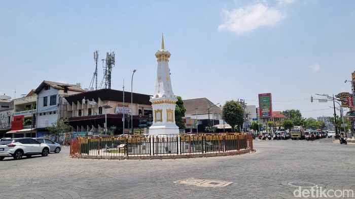 Pagar baru Tugu Pal Putih berwarna hijau kombinasi kuning dengan ornamen aksara Jawa. Pagar baru itu saat ini masih dilindungi pagar portabel sebelumnya berwarna merah, Jumat (29/9/2023).