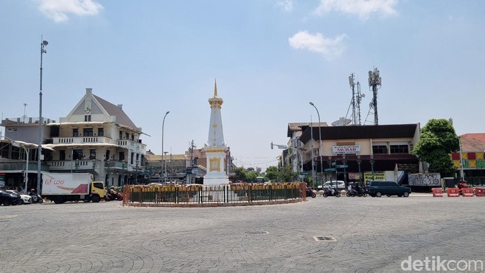 Pagar baru Tugu Pal Putih berwarna hijau kombinasi kuning dengan ornamen aksara Jawa. Pagar baru itu saat ini masih dilindungi pagar portabel sebelumnya berwarna merah, Jumat (29/9/2023).