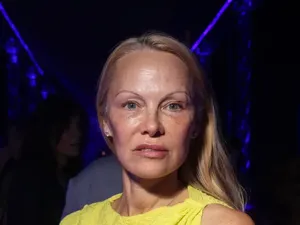 Pamela Anderson Bisnis Skincare, Masker Wajah Jadi Makeup