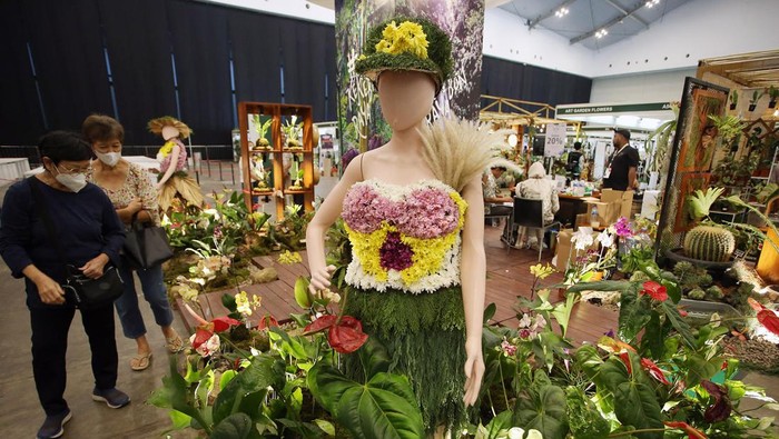 Pengunjung melihat tanaman hias yang dihadirkan di ajang Pameran Floriculture Indonesia International Expo (FLOII) 2023 di Indonesia Convention Exhibition  (ICE) BSD, Kabupaten Tangerang, Banten, Jumat (29/9/2023). Pameran ini menampilkan berbagai tanaman asli Indonesia dan mancanegara yang dijual dari harga Rp25 ribu hingga ratusan juta rupiah, yang akan berlangsung hingga Minggu (1/10). ANTARA FOTO/Muhammad Iqbal/aww.