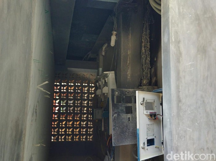 Panel listrik di SMA Negeri (SMAN) 6, Kebayoran Baru, Jakarta Selatan, terbakar. Seorang satpam tewas seusai memadamkan kebakaran panel listrik tersebut. (Kurniawan F/detikcom)