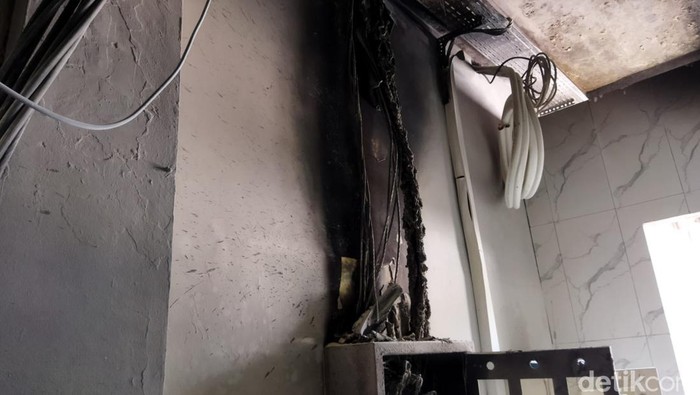 Panel listrik di SMA Negeri (SMAN) 6, Kebayoran Baru, Jakarta Selatan, terbakar. Seorang satpam tewas seusai memadamkan kebakaran panel listrik tersebut. (Kurniawan F/detikcom)
