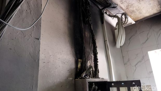 Panel listrik di SMA Negeri (SMAN) 6, Kebayoran Baru, Jakarta Selatan, terbakar. Seorang satpam tewas seusai memadamkan kebakaran panel listrik tersebut. (Kurniawan F/detikcom)