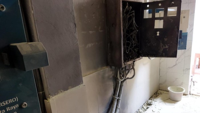 Panel listrik di SMA Negeri (SMAN) 6, Kebayoran Baru, Jakarta Selatan, terbakar. Seorang satpam tewas seusai memadamkan kebakaran panel listrik tersebut. (Kurniawan F/detikcom)