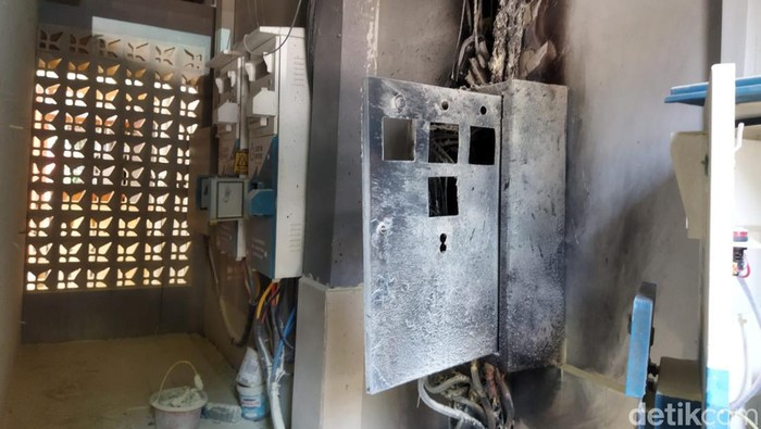 Panel listrik di SMA Negeri (SMAN) 6, Kebayoran Baru, Jakarta Selatan, terbakar. Seorang satpam tewas seusai memadamkan kebakaran panel listrik tersebut. (Kurniawan F/detikcom)