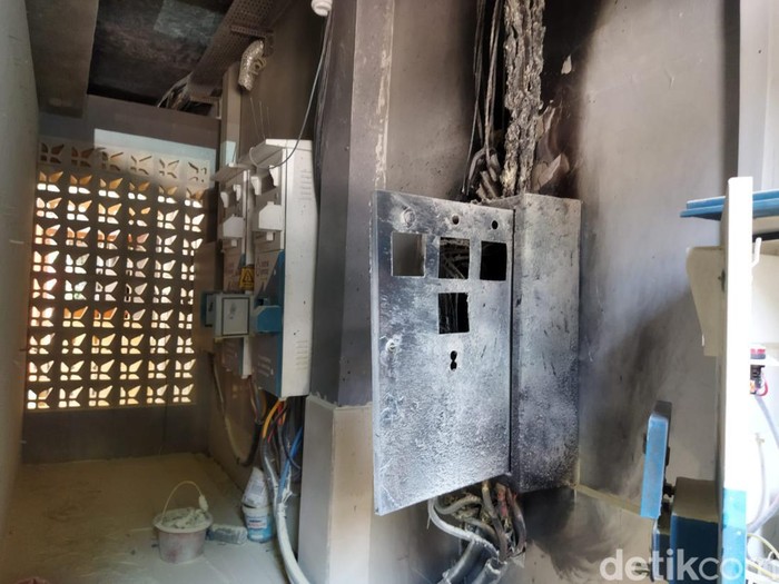 Panel listrik di SMA Negeri (SMAN) 6, Kebayoran Baru, Jakarta Selatan, terbakar. Seorang satpam tewas seusai memadamkan kebakaran panel listrik tersebut. (Kurniawan F/detikcom)