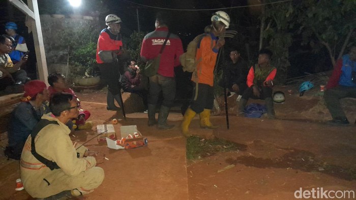 Para petugas pemadaman kebakaran hutan di Sumedang