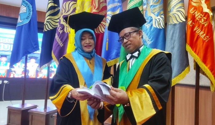 Pasangan suami-istri dikukuhkan menjadi guru besar Unesa secara bersama-sama. Ternyata sudah bersama sejak lulus S1.