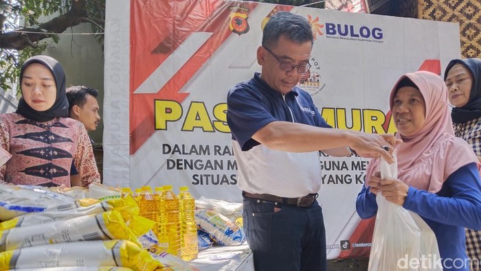 Pasar murah di Andir, Bandung.