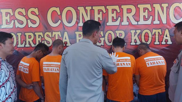 Kapolresta Bogor Kota Kombes Bismo mengungkap lima tersangka pemalsuan kartu eluarga (KK) terkait PPDB online Kota Bogor telah melakukan aksinya hingga puluhan kali. Total uang yang diterima lima pelaku dari orang tua calon siswa mencapai Rp 329 juta.