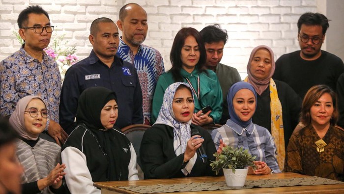 Ketua Umum DPD Dewan Pimpinan Daerah Himpunan Pengusaha Pribumi Indonesia (DPD HIPPI) Uchy Hardiman (ketiga kiri) didampingi anggota dewan menujukkan bibit pohon Mangrove dalam konperensi pers HIPPI Care Mangrove For Jakarta di Jakarta, Jumat (29/9/2023)
