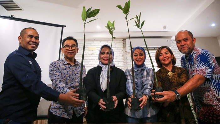 Ketua Umum DPD Dewan Pimpinan Daerah Himpunan Pengusaha Pribumi Indonesia (DPD HIPPI) Uchy Hardiman (ketiga kiri) didampingi anggota dewan menujukkan bibit pohon Mangrove dalam konperensi pers HIPPI Care Mangrove For Jakarta di Jakarta, Jumat (29/9/2023)
