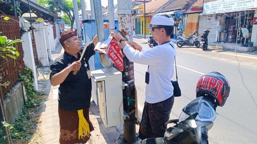 Tim Gabungan Kecamatan Denpasar Selatan saat melaksanakan penertiban spanduk kadaluwarsa di wilayah Kecamatan Denpasar Selatan, Bali pada Jumat (29/9/2023).