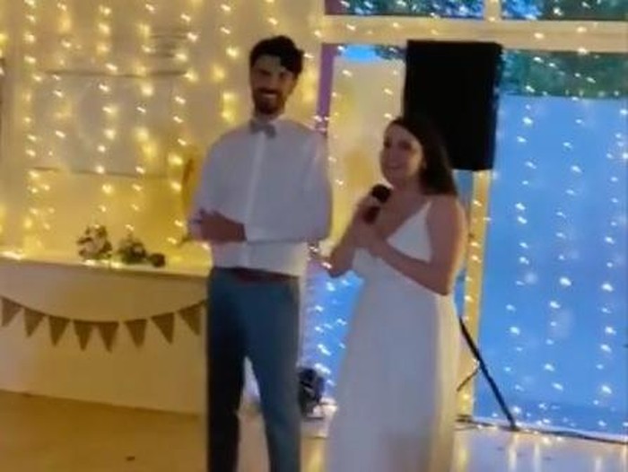 Pengantin Sajikan Burger McDonalds untuk Tamu