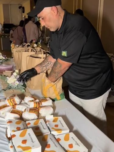 Pengantin Sajikan Burger McDonalds untuk Tamu