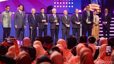 Penghargaan Spesial untuk 7 Eks Menhub di Hub Space KAI Expo 2023