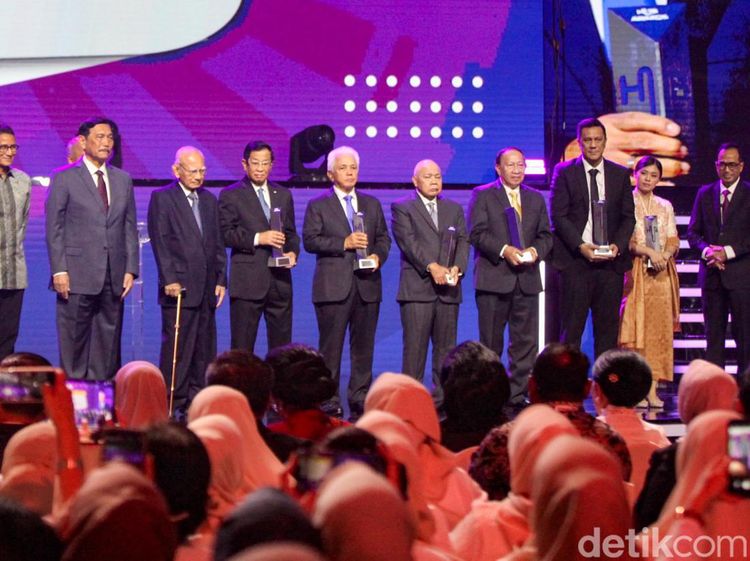 Penghargaan Spesial untuk 7 Eks Menhub di Hub Space KAI Expo 2023