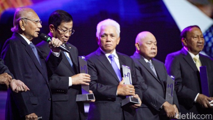 Penghargaan Spesial untuk 7 Eks Menhub di Hub Space KAI Expo 2023