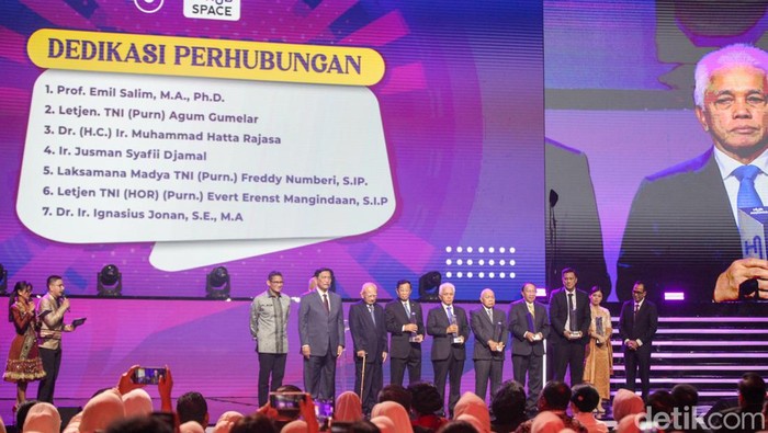 Penghargaan Spesial untuk 7 Eks Menhub di Hub Space KAI Expo 2023 Penghargaan Spesial untuk 7 Eks Menhub di Hub Space KAI Expo 2023