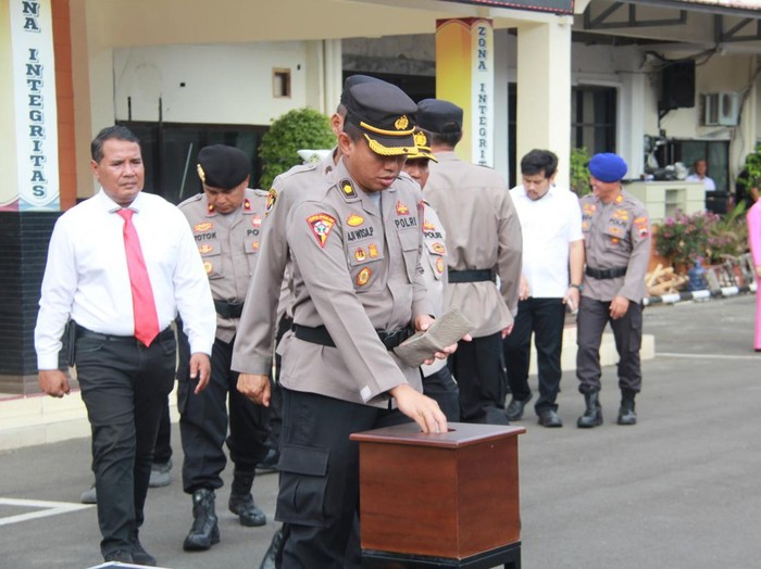 Pengumpulan donasi untuk membantu siswa SMP korban perundungan di Mapolresta Cilacap, Jumat (29/9/2023).