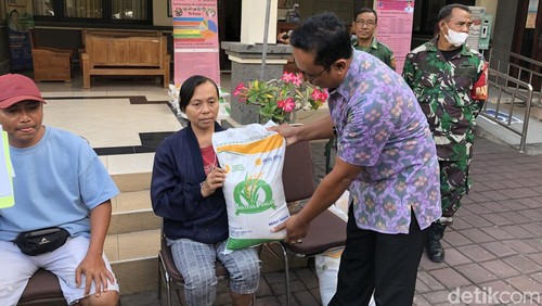 Penyaluran Cadangan Beras Pemerintah Tahap II Tahun 2023 di Kelurahan Pemecutan Kaja, Denpasar, Bali pada Selasa (26/9/2023) lalu (Ni Made Maheswari Anindya Putri/detikBali)