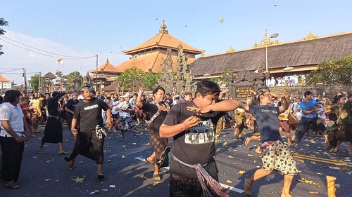Prosesi lempar tipat dan bantal tradisi Aci Tabuh Rah Pengangon Desa Kapal, Badung, Jumat (29/9/2023).