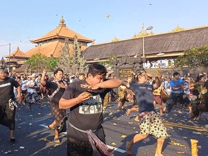 15 Ribu Warga Ikuti Perang Tipat Bantal di Desa Kapal Badung