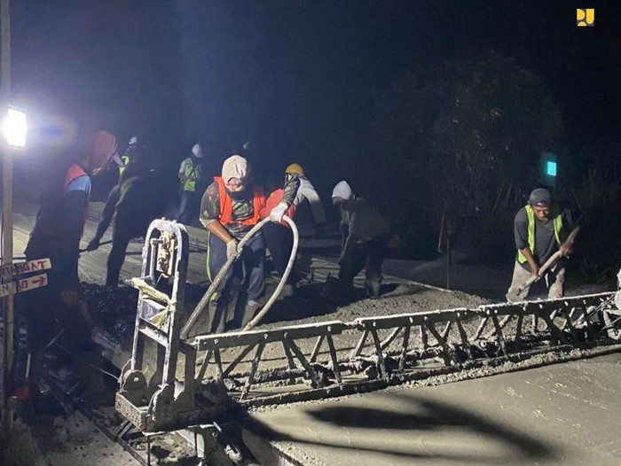Perbaikan jalan rusak di daerah