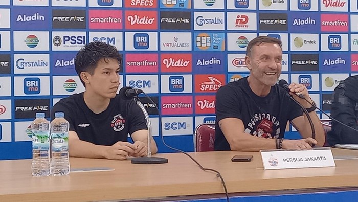 Pelatih Persija Jakarta Thomas Doll, dan pemain Persija Ryo Matsumura, saat konferensi pers di Stadion Manahan Solo, Jumat (29/9/2023).