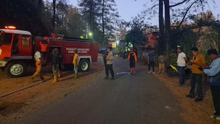 Petugas berupaya memadamkan kebakaran hutan pinus Malino di Gowa.