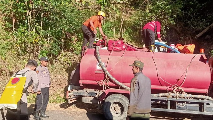 Petugas gabungan berupaya memadamkan api di Hutan Pinus Jeneponto, Sulsel.