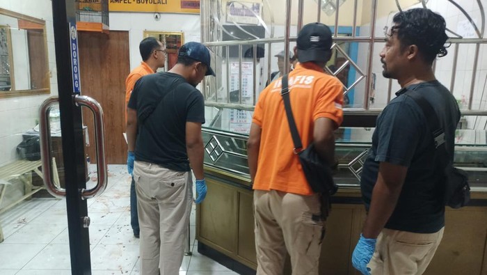 Petugas Polres Boyolali olah TKP di toko emas Sriti di depan Pasar Ampel. Foto diunggah pada Jumat (29/9/2023).