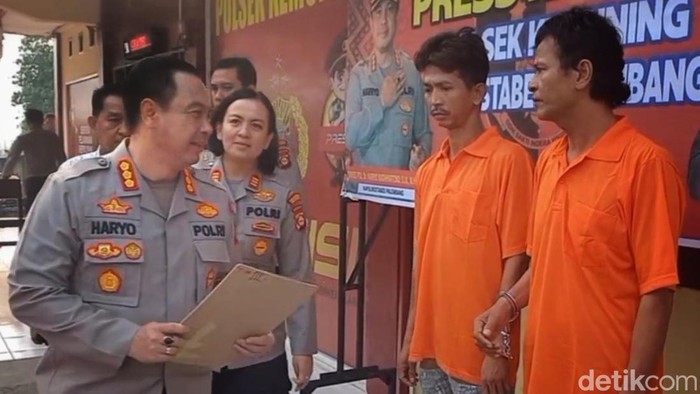 Polisi saat mengintrogasi kedua preman yang membunuh penagih petribusi pasar di Palembang