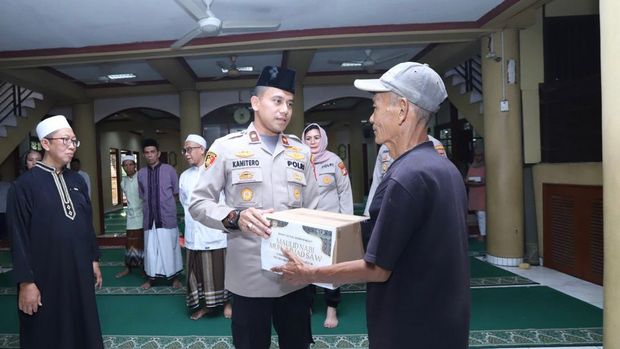 Polsek Mampang Prapatan turun membersihkan maasjid hingga bagi-bagi sembako kepada pemulung dalam rangka peringatan Maulid Nabi.