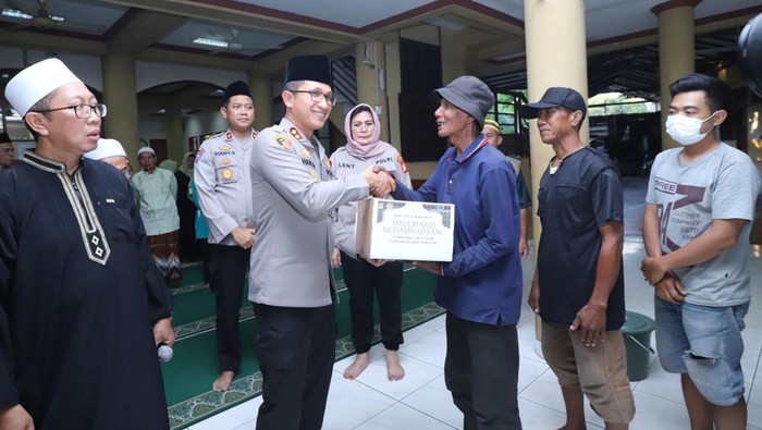 Polsek Mampang Prapatan turun membersihkan maasjid hingga bagi-bagi sembako kepada pemulung dalam rangka peringatan Maulid Nabi.