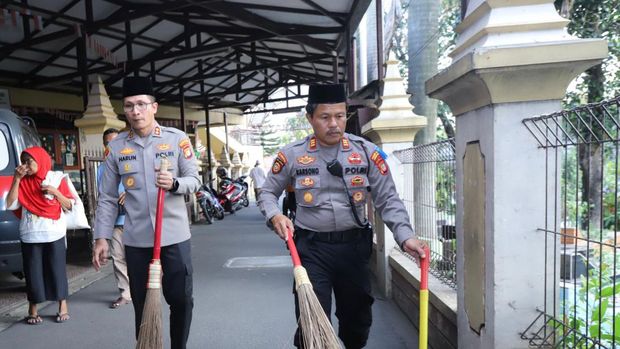 Polsek Mampang Prapatan turun membersihkan maasjid hingga bagi-bagi sembako kepada pemulung dalam rangka peringatan Maulid Nabi.