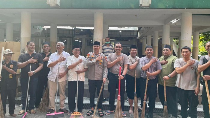 Polsek Setiabudi bersih-bersih masjid hingga menanam pohon di masjid di Kelurahan Karet.