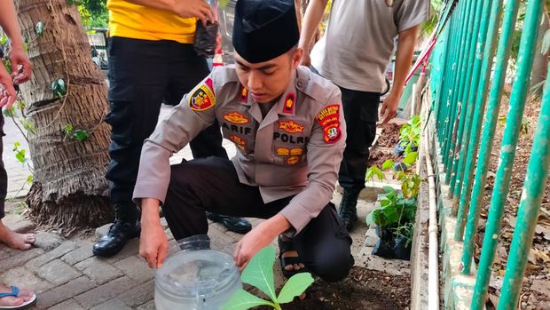 Polsek Setiabudi bersih-bersih masjid hingga menanam pohon di masjid di Kelurahan Karet.