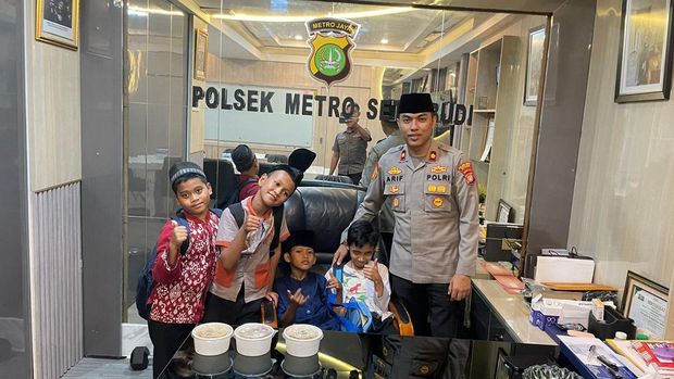 Polsek Setiabudi bersih-bersih masjid hingga menanam pohon di masjid di Kelurahan Karet.