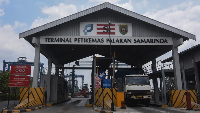Potret Aktivitas Pelabuhan Penyangga IKN di Samarinda Suasana aktivitas bongkar muat peti kemas di Pelabuhan Samudera Palaran (PSP) di Samarinda, Kalimantan Timur, Jumat (29/9/2023). Pelabuhan yang digadang Pemkot Samarinda menjadi Green and Smart Port itu memiliki kapasitas bongkar muat 250ribu TEUs per tahun tersebut akan ditingkatkan menjadi 400ribu TEUs per tahun seiring fungsi pelabuhan tersebut menjadi salah satu pelabuhan penyangga Ibu Kota Nusantara (IKN). ANTARA FOTO/Indrianto Eko Suwarso/aww.