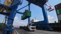 Pelabuhan yang digadang Pemkot Samarinda menjadi Green and Smart Port itu memiliki kapasitas bongkar muat 250 ribu TEUs per tahun.