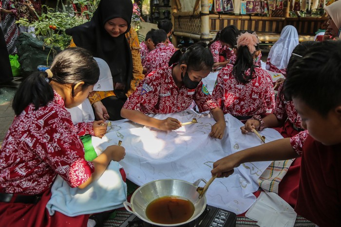 Sejumlah siswa mengikuti belajar membatik di halaman SDN Pekunden, Semarang, Jawa Tengah, Jumat (29/9/2023). Kegiatan belajar membatik dengan canting tradisional di lingkungan sekolah itu untuk melestarikan dan menumbuhkan rasa cinta pada salah satu kain khas Indonesia serta mendukung program Proyek Penguatan Profil Pelajar Pancasila (P5) dalam Kurikulum Merdeka. ANTARA FOTO/Makna Zaezar/Spt.