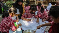 Kegiatan belajar membatik dengan canting tradisional di lingkungan sekolah itu untuk melestarikan dan menumbuhkan rasa cinta pada salah satu kain khas Indonesia serta mendukung program Proyek Penguatan Profil Pelajar Pancasila (P5) dalam Kurikulum Merdeka.   Kegiatan belajar membatik dengan canting tradisional di lingkungan sekolah itu untuk melestarikan dan menumbuhkan rasa cinta pada salah satu kain khas Indonesia serta mendukung program Proyek Penguatan Profil Pelajar Pancasila (P5) dalam Kurikulum Merdeka.