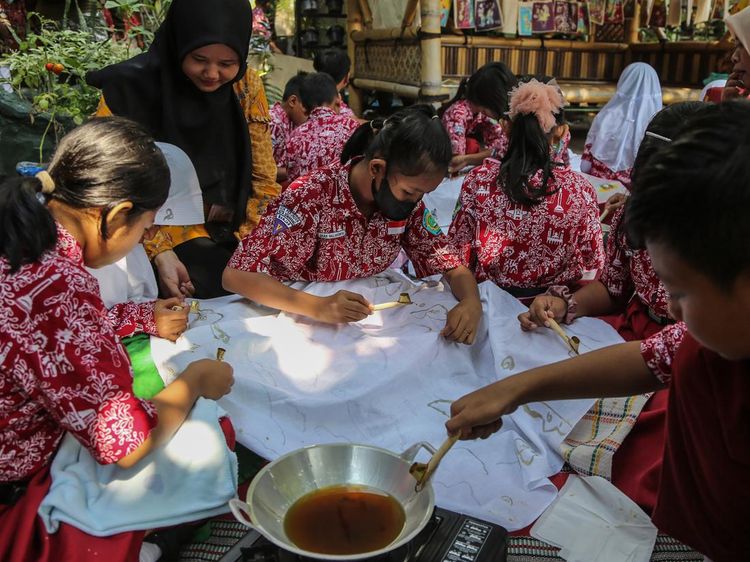 Potret Keseruan Siswa SD Belajar Membatik