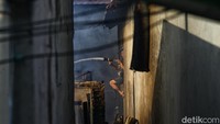 Kebakaran tersebut terjadi di permukiman padat penduduk di gang sempit yang dipadati oleh rumah kontrakan dan kos-kosan.