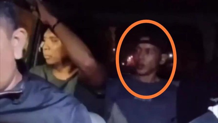 Pria pelaku pencurian di Kotamobagu BAB di celana dalam mobil saat dibawa petugas.