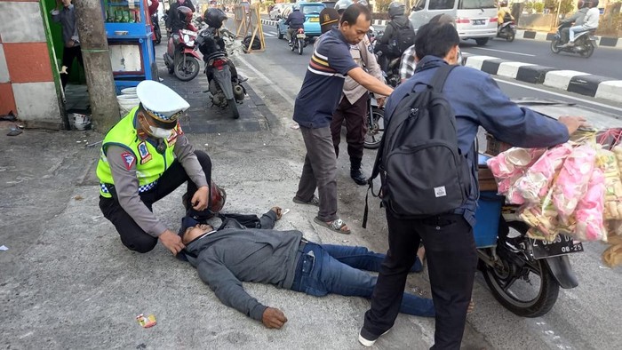 Seorang pria berinisial J (49) tiba-tiba kejang saat mengendarai sepeda motor di Jalan Margonda Raya, Depok, Jawa Barat (Jabar). Polisi mengevakuasi pria tersebut ke Rumah Sakit Mitra Keluarga, Depok.